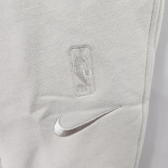 NIKE Standard Issue Classic Style Meets Modern Performance Basketball Joggers - Picture 4 of 8